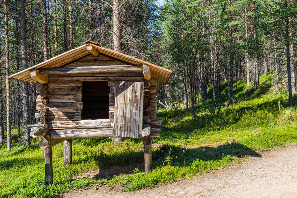 Маленький традиционный бревенчатый дом в деревне
