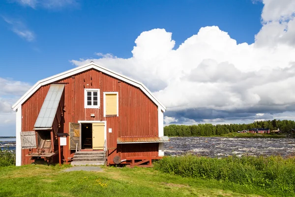 Fisherman's hut Swe határán Tornionjoki folyó mentén — Stock Fotó