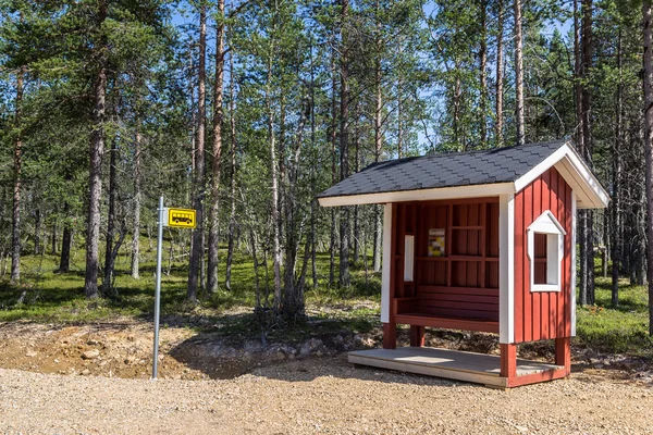 Tipica piccola fermata dell'autobus in legno in Finlandia — Foto Stock