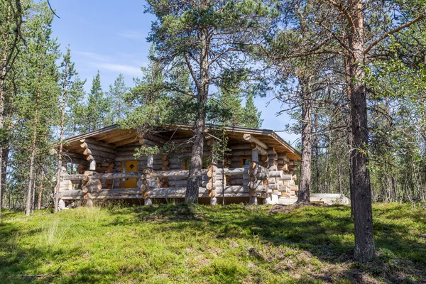 Caseta de madera finlandesa en el bosque de Laponia — Foto de Stock
