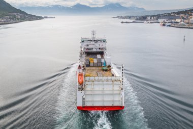 Konteyner gemisi altında ana ana köprü Tromso Norveç'e geçen.