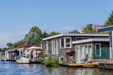 Utrecht nehre Netherla Vecht yakınındaki evleri yüzen