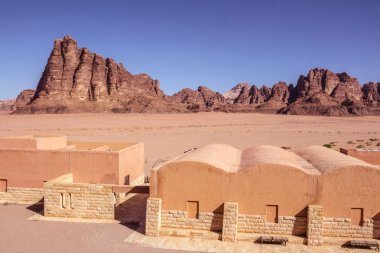 Ürdün. Wadi Rum. Bilgeliğin yedi sütunu: ünlü kaya oluşumu