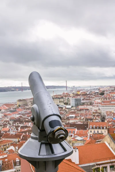 Panorama Lissabon: uitzicht vanaf het oude kasteel op de rivier de Taag en de Vasco do Gamo Bridge — Stockfoto