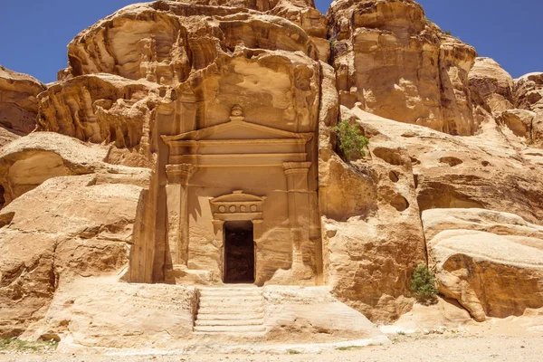 Tempel bij de ingang van Little Petra in Jordanië. — Stockfoto