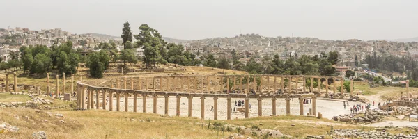 Panroama van het Romeinse ovale Forum in de Romeinse stad Jerash, Jo — Stockfoto