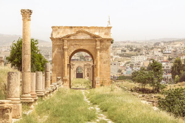 Βόρεια πύλη στην ρωμαϊκή πόλη της Jerash στην Ιορδανία. — Φωτογραφία Αρχείου