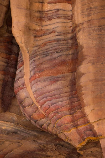 Beautiful stone colors in a cave in ancient Petra Jordan — Stock Photo, Image
