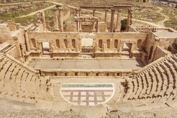 Ρωμαϊκό Θέατρο στην ρωμαϊκή πόλη της Jerash στην Ιορδανία. — Φωτογραφία Αρχείου