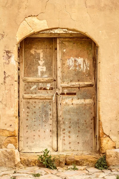 Stary zardzewiały żelazo drzwi w Dana wieś w Jordanii — Zdjęcie stockowe