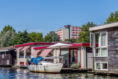Nehre Vecht Hollanda Utrecht yakınındaki evleri devam ettiğin sürece. Holland yüzen şehirler yaşayan uzun bir geleneği vardır.