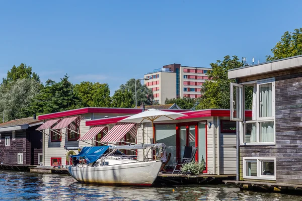 Casas flotantes cerca de Utrecht en el río Vecht en los Países Bajos. Holanda tiene una larga tradición de vivir en casas flotantes en las ciudades . —  Fotos de Stock