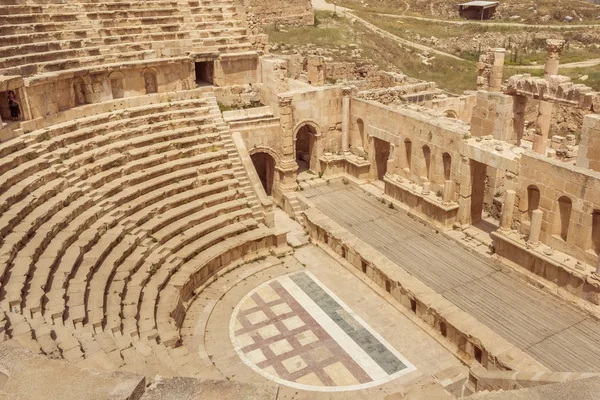 Ρωμαϊκό Θέατρο στην ρωμαϊκή πόλη της Jerash στην Ιορδανία. — Φωτογραφία Αρχείου