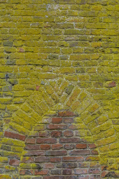 Mur de briques avec ancienne forme de fenêtre — Photo