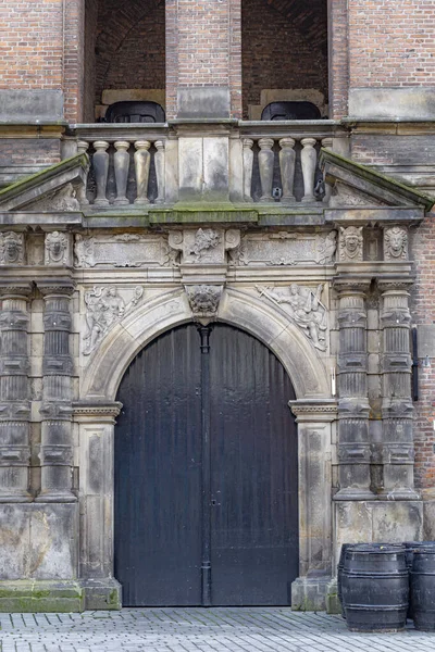 Středověké dveře se sloupy — Stock fotografie