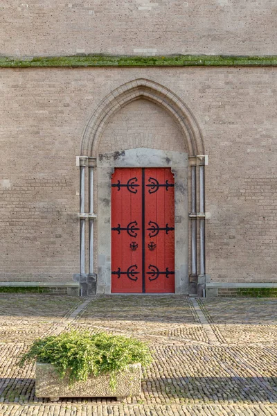 Porta medieval na parede de tijolo — Fotografia de Stock