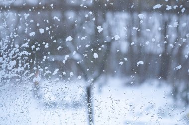 Karla kaplanmış pencere