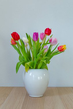 Vazoda renkli laleler