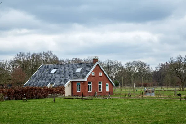 Traditionellt holländskt coutnryside hem i Drenthe Nederländerna — Stockfoto