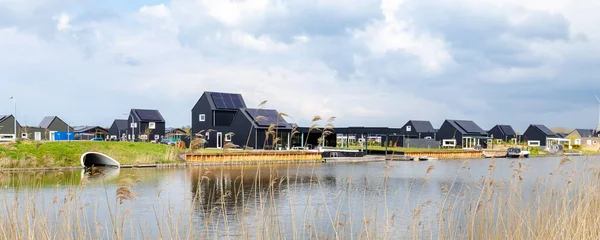 Moderne duurzame houten huizen in Nederland — Stockfoto