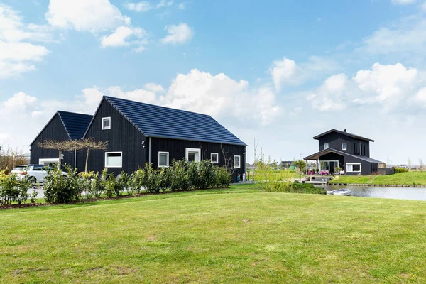 Casas de madeira sustentáveis modernas nos Países Baixos — Fotografia de Stock