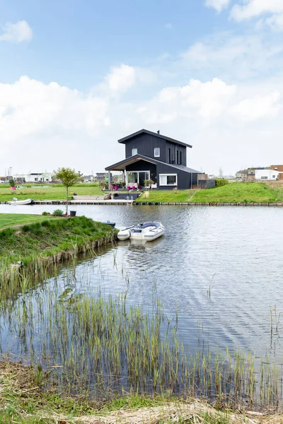 Moderní udržitelné dřevěné domy v Nizozemsku — Stock fotografie