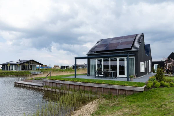 Casas modernas de madera sostenible en los Países Bajos — Foto de Stock