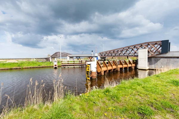 Drewniany most rowerowy w Groningen Holandia — Zdjęcie stockowe