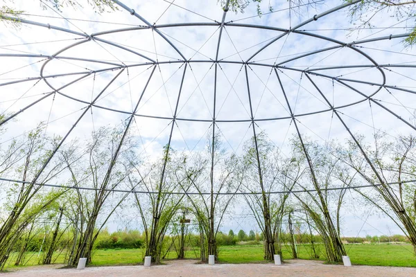 横に木のある自然緑の建築物 — ストック写真