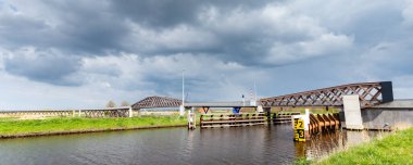 Groningen 'deki tahta bisiklet köprüsü Hollanda