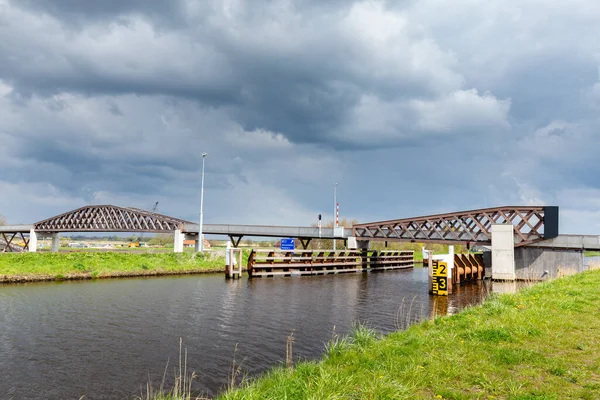 Drewniany most rowerowy w Groningen Holandia — Zdjęcie stockowe