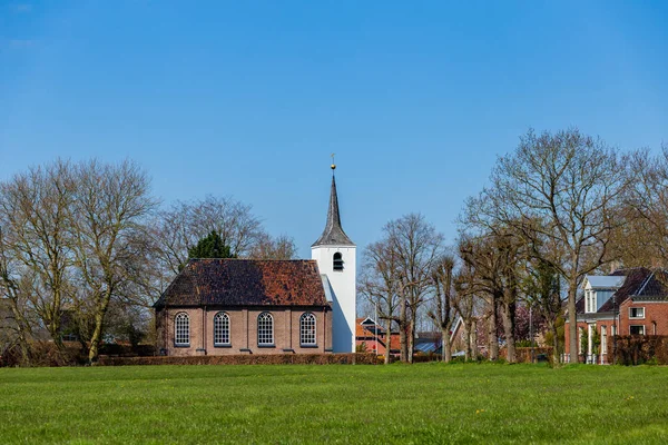 Igreja protestante branca em Groningen Holanda — Fotografia de Stock