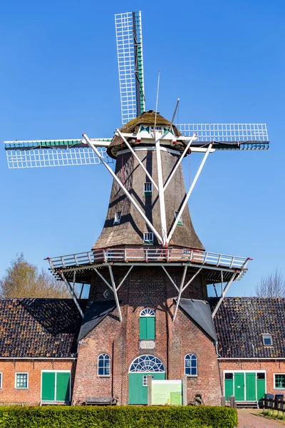 Antiguo molino de viento tradicional en Groninga Países Bajos — Foto de Stock