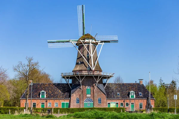 Antiguo molino de viento tradicional en Groninga Países Bajos — Foto de Stock