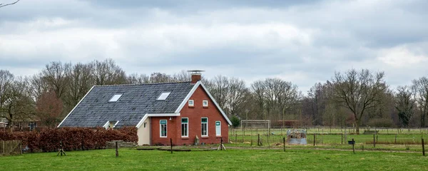 Traditionele Nederlandse coutnryside woning in Drenthe Stockfoto