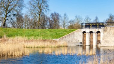 Hollanda 'daki Everdingen Kalesi tarihi atık su birikintisi