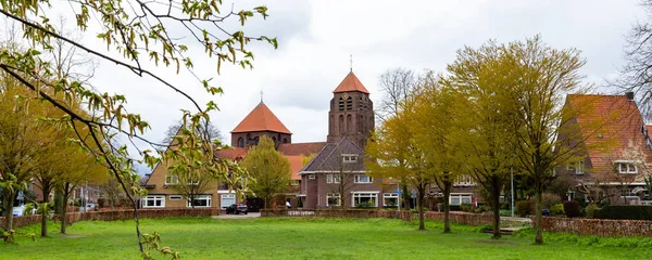 네덜란드 의도이팅 켐에 있는 교회와 함께 있는 도시 경관 — 스톡 사진