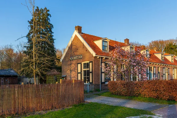 Fila de casas históricas Veenhuizen na Holanda — Fotografia de Stock