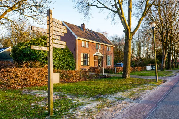 Dtreetbord en historische huizen Veenhuizen in Nederland — Stockfoto