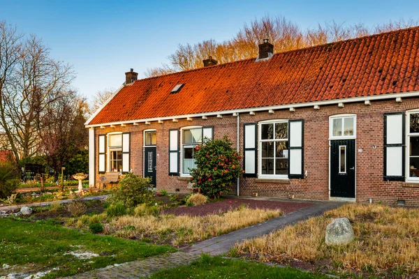 Fila de casas históricas Veenhuizen na Holanda — Fotografia de Stock