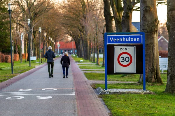 Caminhando ao longo de casas históricas Veenhuizen na Holanda — Fotografia de Stock