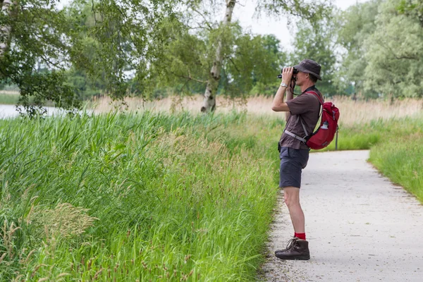 Birdwatcher in the field — Stock Photo, Image