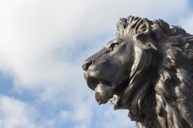 Buckingham Sarayı'ndaki Queeen Victoria Memorial aslan heykeli