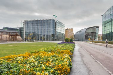 Bir sonbahar sabahı Helsinki. Kiasma Müzesi ve Sanoma bina müzikhol önünde bir adam girer.