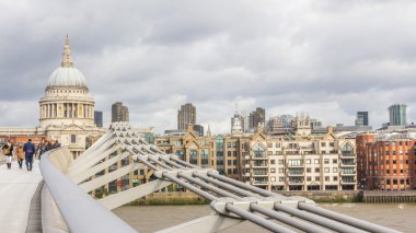 Londra, İngiltere, İngiltere - 21 Eylül 2014: turist MILENIUM köprüden St. Paul Katedrali yürüme