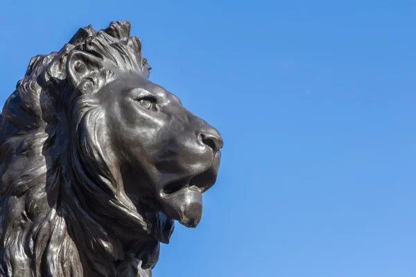 Statue de lion au mémorial de la Reine Victoria au palais de Buckingham — Photo