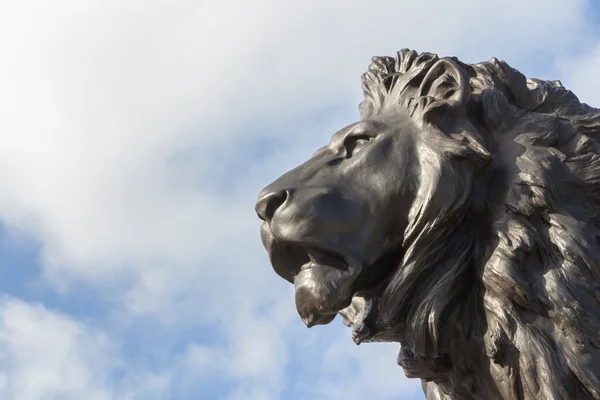 Lejonet statyn vid Queeen Victoria memorial på Buckingham Palace — Stockfoto