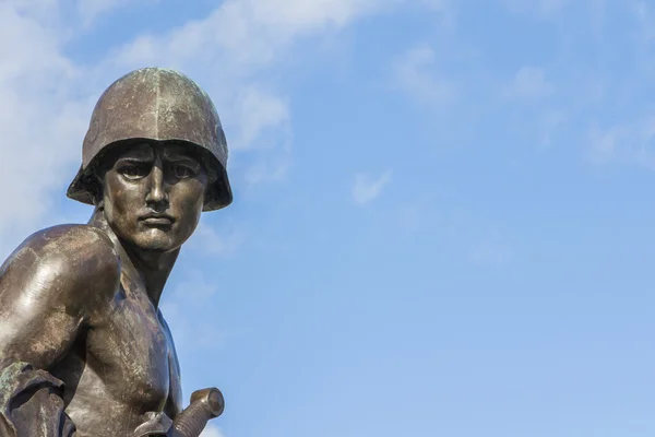 Estatua de soldado en el monumento a Queeen Victoria en el Palacio de Buckingham en Londres Reino Unido —  Fotos de Stock