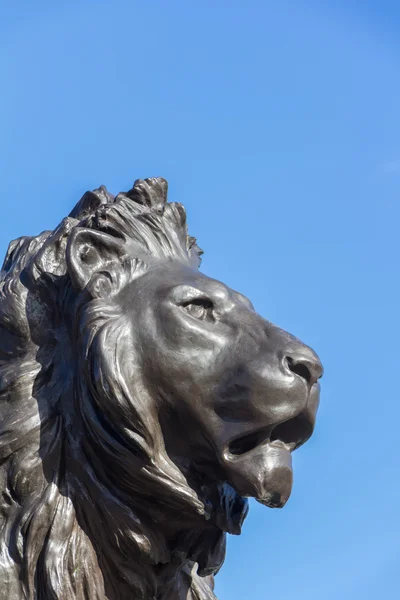 Statue de lion au mémorial de la Reine Victoria au palais de Buckingham — Photo