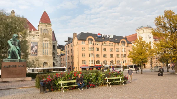 Markt vor dem Hauptbahnhof von Helsinki Finnland mit einer Statue von aleksis kivi — Stockfoto